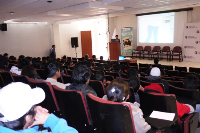 alumnos_participan_taller_diseno