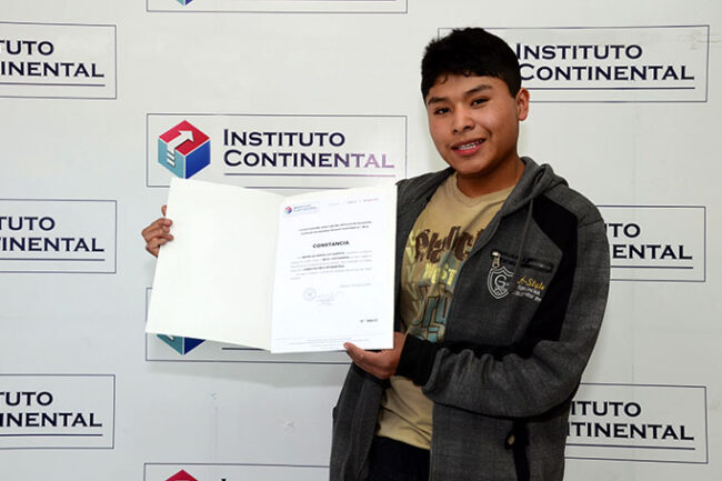 1 estudiante becado