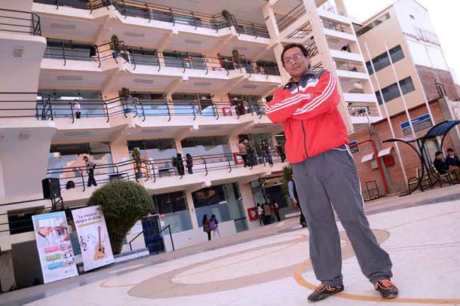 ¿Conoces al profesor que también es un “crack” del fútbol?