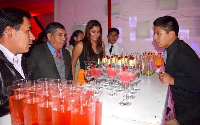 estudiantes-de-gastronomia-brillan-en-coctel-ochentero