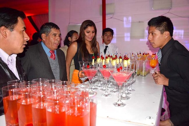 estudiantes-de-gastronomia-brillan-en-coctel-ochentero