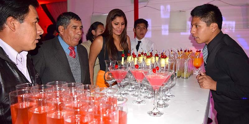 estudiantes-de-gastronomia-brillan-en-coctel-ochentero