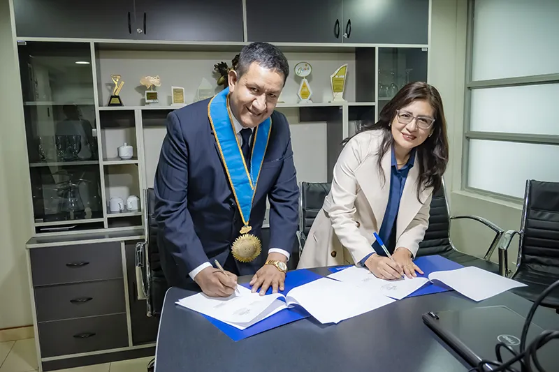 alcalde-de-huancan-recibio-donacion-del-instituto-continental