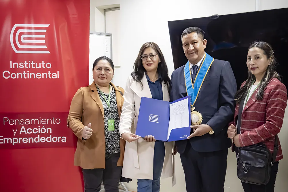 alcalde-huancan-y-comitiva-recibieron-computadoras-del-instituto-continental
