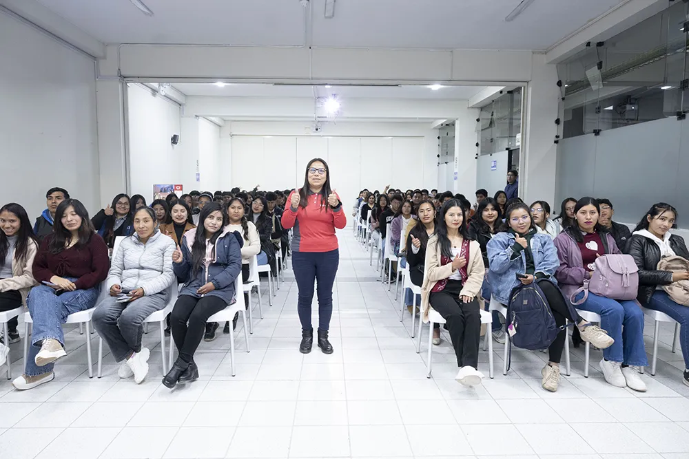 estudiantes-participaron-en-taller-de-caja-huancayo